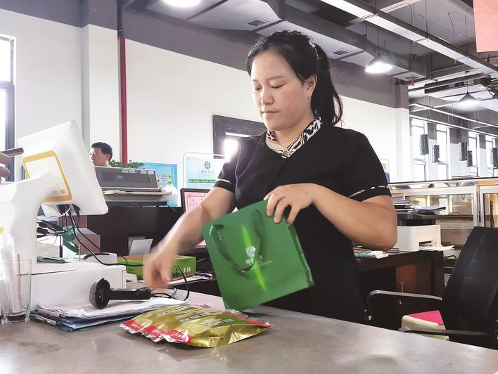 在湘豐茶園展示廳里,工作人員正在幫游客結算。宋彬彬 攝.png 在湘豐茶園展示廳里,工作人員正在幫游客結算。宋彬彬 攝.png