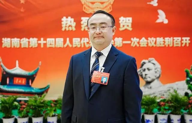 張家界市桑植縣委副書記、縣長梁高武:“喊”回10萬老鄉(xiāng),和大家一塊過年 張家界市桑植縣委副書記、縣長梁高武:“喊”回10萬老鄉(xiāng),和大家一塊過年